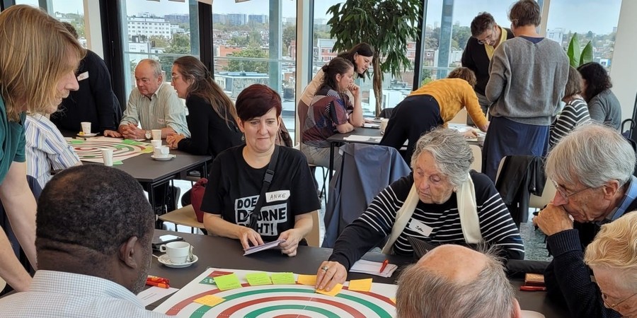 Bewoners gaan met elkaar in gesprek over hun wijk